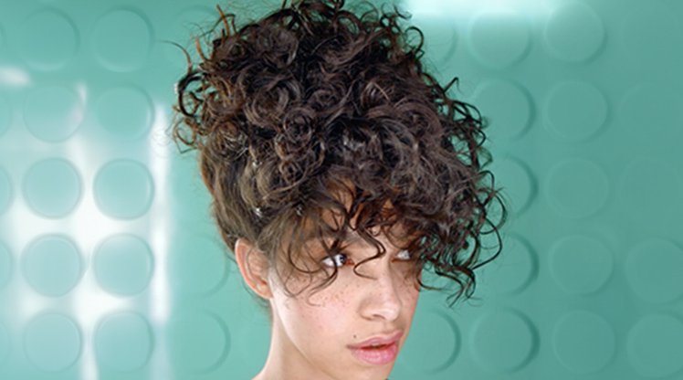 Eine junge Frau mit hochgesteckten lockigen Haaren