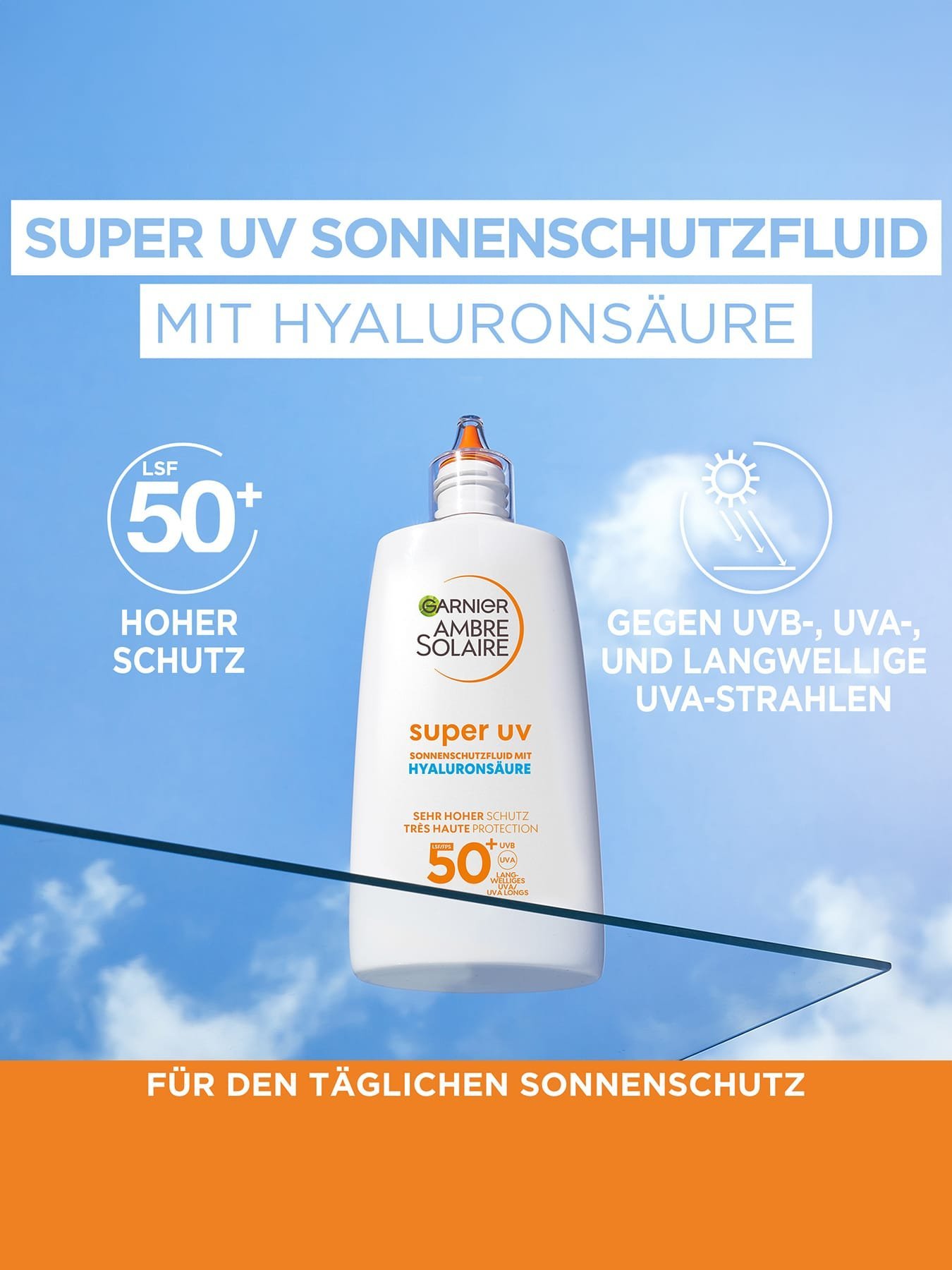 Super UV Sonnenschutz-Fluid - Produkt auf einer Glasplatte vor blauem Himmel