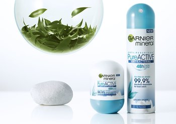 Deos mit Glasschale voll Blätter