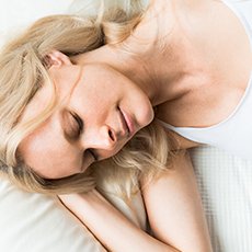 Trage dein Deo gegen starkes Schwitzen vor dem Schlafen gehen auf