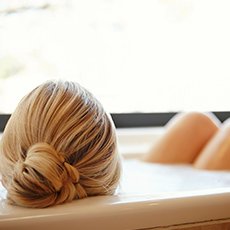 Entspanne dich bei einem Bad mit ätherischen Ölen