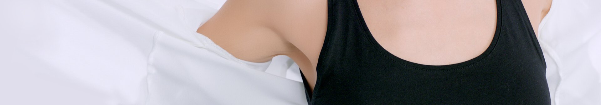 Frau mit schwarzem Top und offenem weißem Hemd