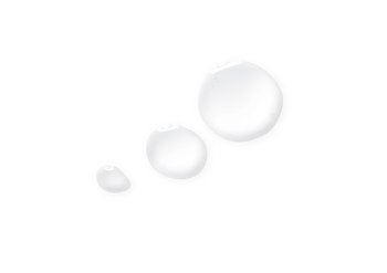 Frau mit aufgetragener Augencreme