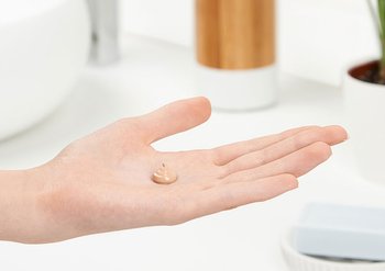 Handfläche mit Creme