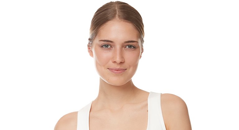 Junge Frau nach der Anwendung  von BB Cream