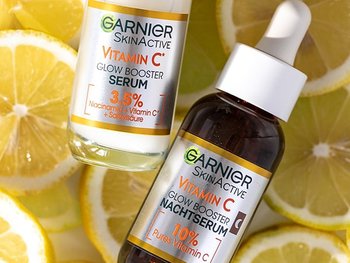 Garnier Vitamin C Serum und Vitamin C Nachtserum auf Zitronenscheiben