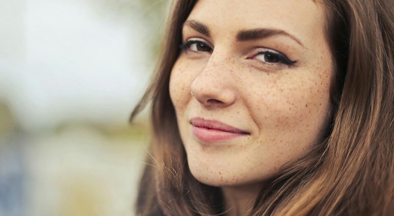 Bild einer lächelnden dunkelhaarigen Frau