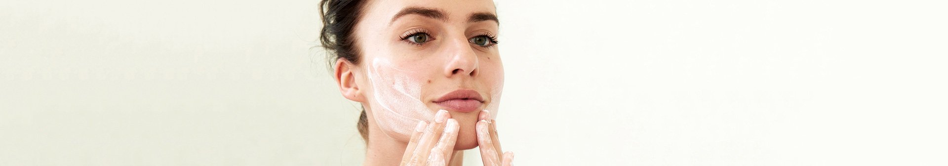 Frau trägt Creme auf