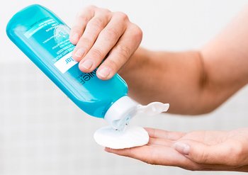 Hände öffnen Produkt