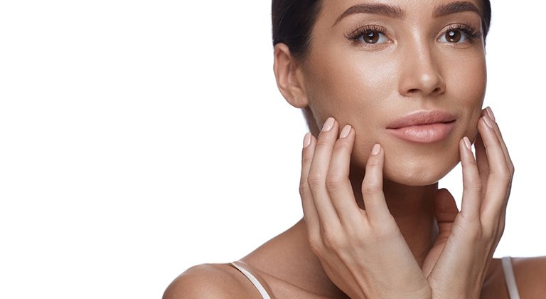 Frau berührt besorgt ihr Gesicht