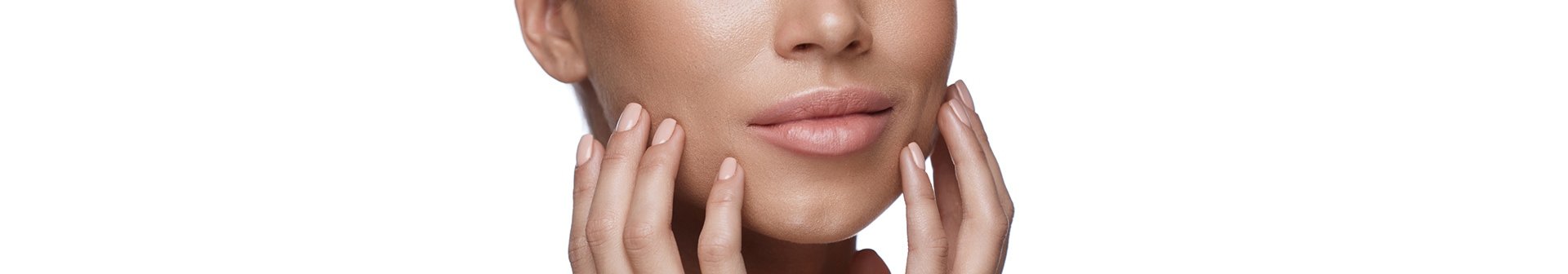 Frau berührt besorgt ihr Gesicht