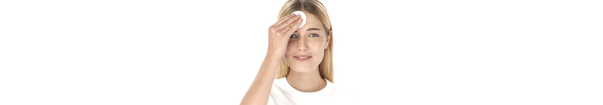 Frau betupft ihre Haut mit Wattepad