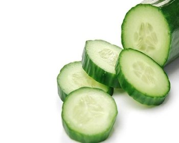 Frische Gurkenscheiben als Hausmittel gegen fettige Stirn