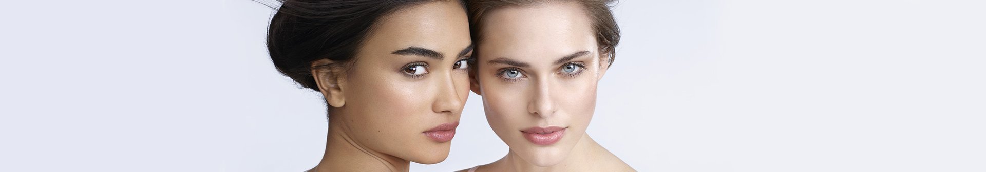 Frau lehnt ihr Gesicht an zweite Frau