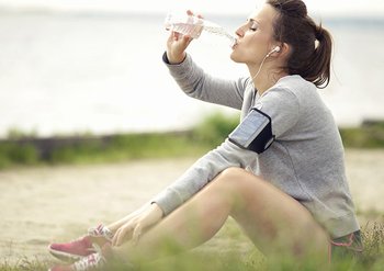 Sportlerin trinkt Wasser