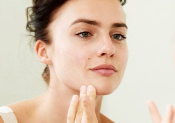 Frau berührt ihr Kinn