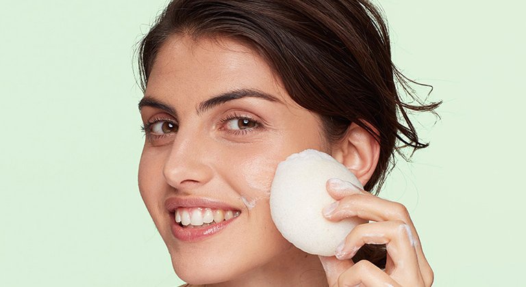 Frau benutzt Wattepad