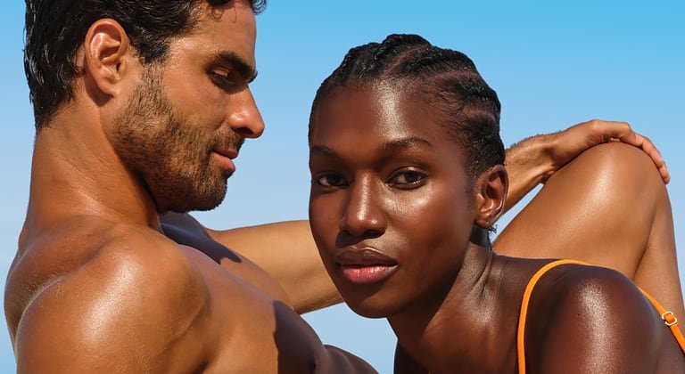 Ein Mann und eine Frau hinter ihnen blauer Himmel