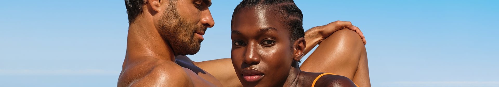 Ein Mann und eine Frau hinter ihnen blauer Himmel