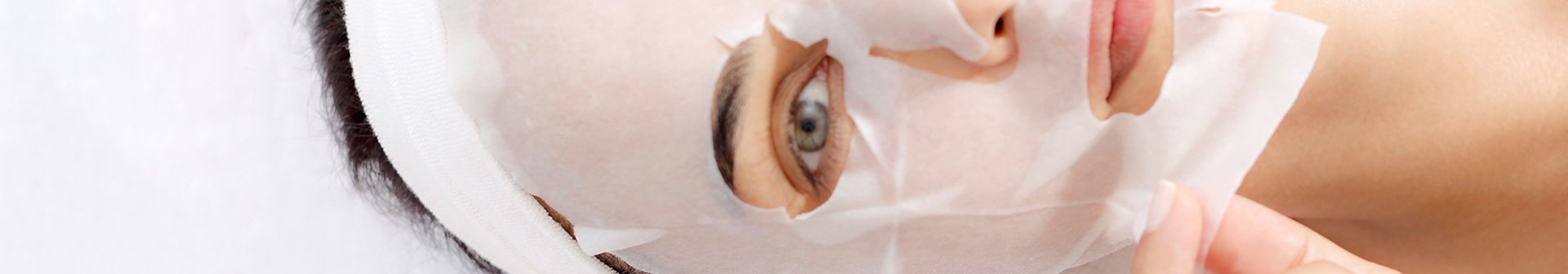 Frau mit Gesichtsmaske