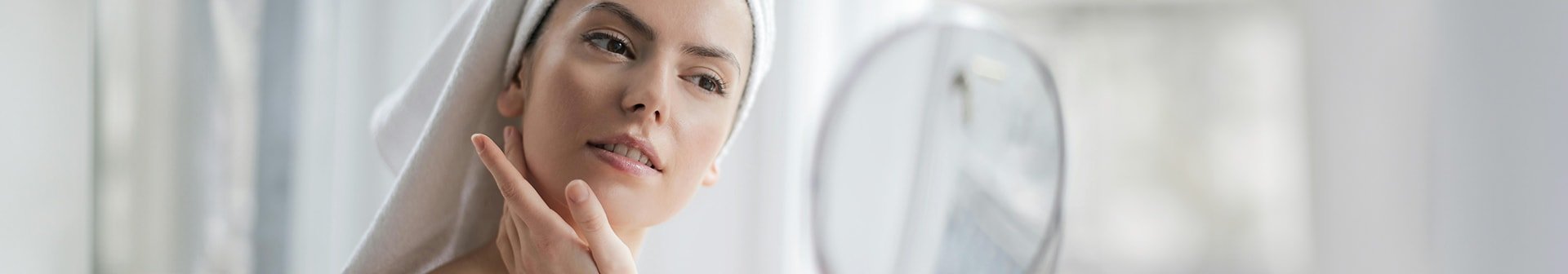 Frau, die sich an ihr Kinn fasst