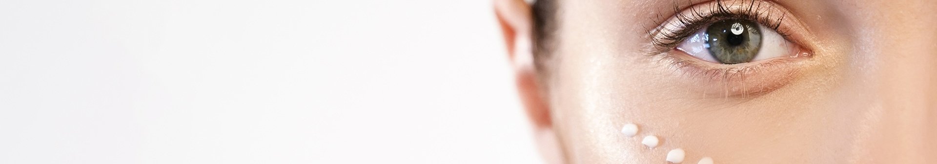 Close Up von Auge mit Creme Pünktchen darunter