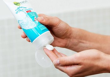 Hände öffnen ein Produkt