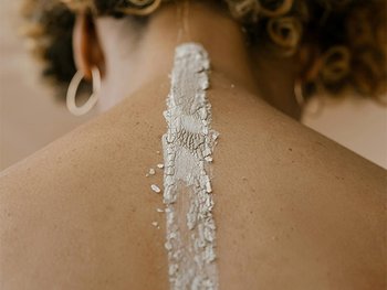 Rückenbereich einer jungen Frau auf dem Garnier Body Superfood Body Butter entlang der Wirbelsäule auf getragen wurde