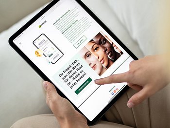 Ein IPad von einer Hand gehalten, mit der Garnier Haut-Analyse Webseite