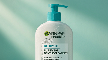 Hände, die den Hautklar HA Hydrating Deep Cleanser halten