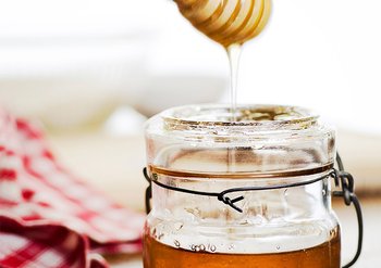 Honig wird in Glas gegeben