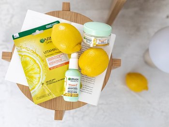 Kleiner Hocker mit Vitamin C Serum Creme, Vitamin C Feuchtigkeitspflege und Vitamin C Tuchmaske sowie Zitronen