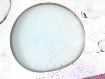 Nahaufnahme einer Mizellen-Kugel in Wasser – Visualisierung wie Mizellenwasser funktioniert