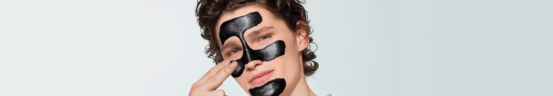 Junger Mann mit Gesichtsmaske