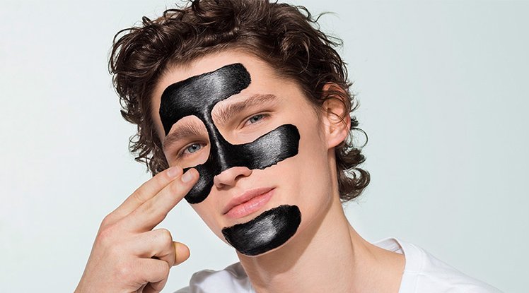 Junger Mann mit Gesichtsmaske