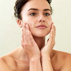 Frau trägt Creme auf