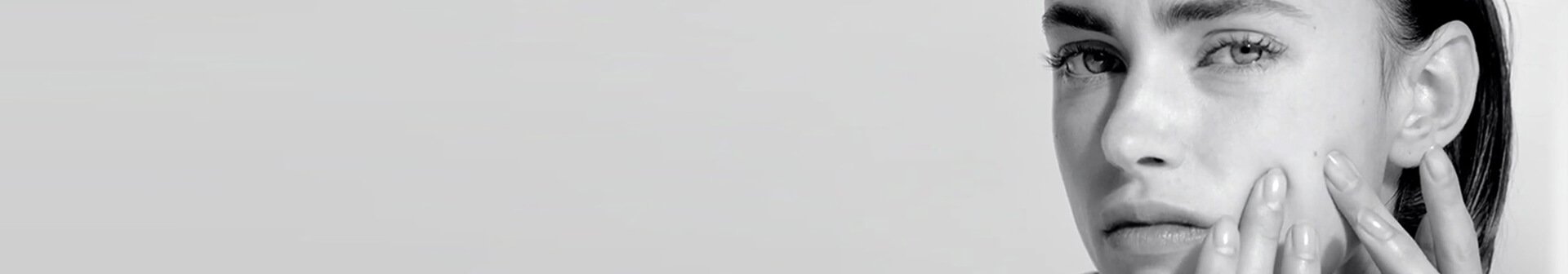 Junge Frau entdeckt einen Pickel im Gesicht