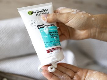 Hände, die den Garnier 3in1 Gesichtsreiniger halten