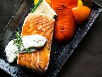 Lachs mit ungesättigten Fettsäuren gegen Pickel