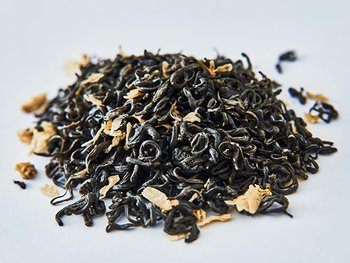 Schwarzer loser Tee gegen Pickel