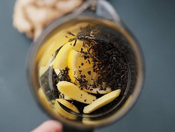 Blick von oben auf eine Glaskanne mit Kräutertee