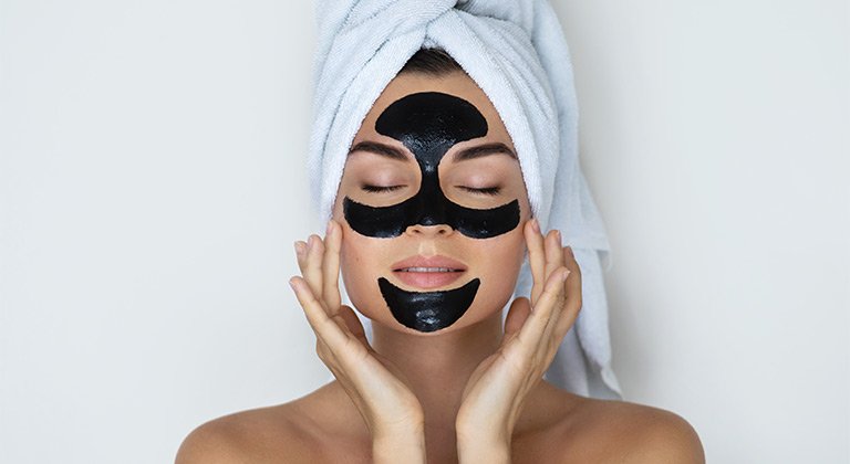 Frau mit schwarzer Gesichtsmaske