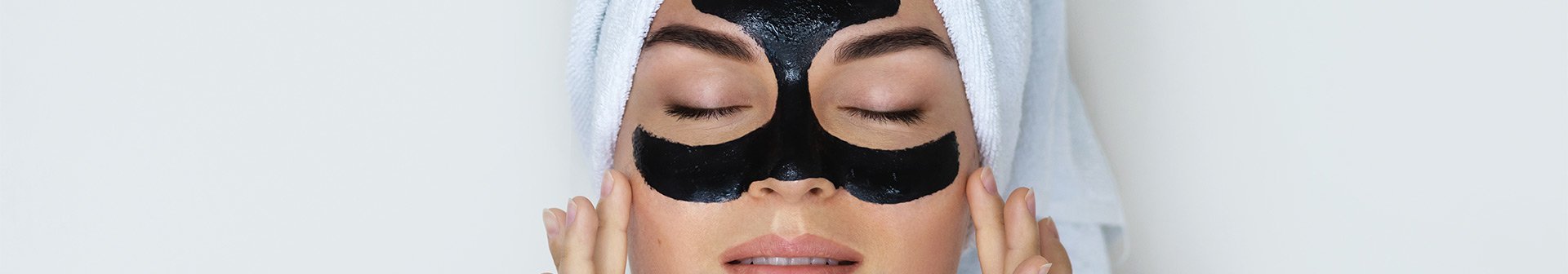 Frau mit schwarzer Gesichtsmaske