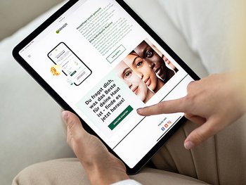 Eine Person liest einen Artikel auf einem Tablet