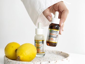 Vitamin C Serum und Zitronen