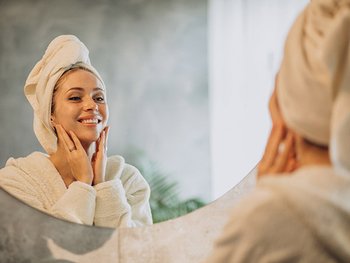 Eine Frau pflegt ihr Gesicht