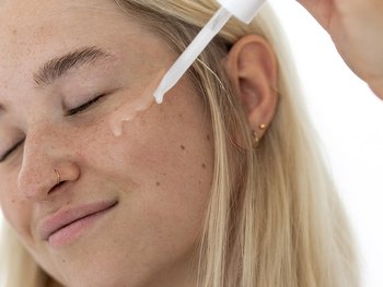 Eine Frau pflegt ihr Gesicht