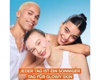 Drei junge Menschen mit strahlender Haut lächeln in die Kamera. Untertitel: „Jeder Tag ist ein sonniger Tag für glowy Skin