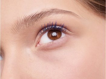 Linke Augenpartie einer jungen Frau