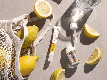 Stillleben mit Zitronen, Vitamin C Serum und der Booster Augencreme